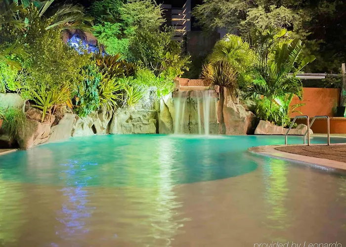 What are the best hotels near Praia do Futuro?